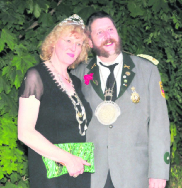 Der amtierende König Jörg-Hermann "der  Konsequente" Meyer mit seiner Königin Christiane | Foto: oh