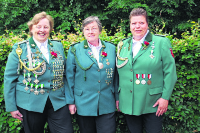 Damenkönigin Jutta Brunckhorst (Mi.) mit ihren Adjutantinnen Uta Bier (li.) und Ira Ziessow