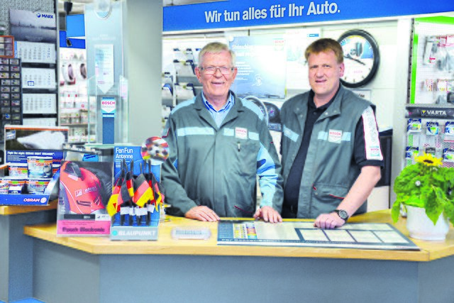 Rudolf (li.) und Rainer Kröger sorgen dafür, dass der Kunde stets den besten Service rund ums Kraftfahrzeug erhält