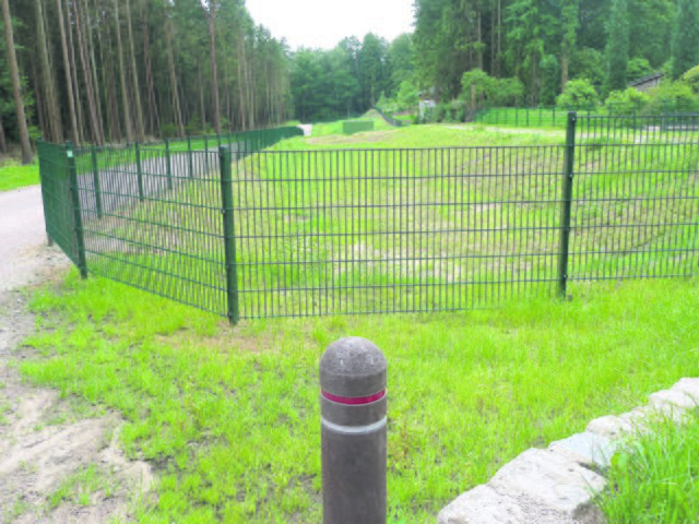 Weit länger als ein Sportplatz: Diese Becken sind viel zu groß, sagen Anwohner | Foto: rs