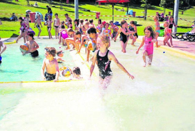Start frei fürs neue Badeparadies: Die dritten Klassen der Grundschule Harburger Straße waren die Premierengäste