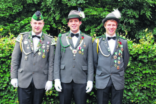 Jungschützenpistolenkönig Christian Ziessow (Mi.) mit seinen Adjutanten René Kochanski (li.) und Mark Ziessow