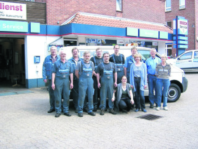 Das Team des Bosch Service Kröger (v. li.): Jens Witte, Günter Brandes, Ralf Alpers, Hans-Jürgen Meyer, Torben Meyer, Ralf Volkelt, Heiko Rudat, Gabi Kröger, Rainer Kröger, Carola Kröger,  Rudolf und Elke Kröger. Es fehlt Dardan Hoxha | Foto: Bosch Service Kröger