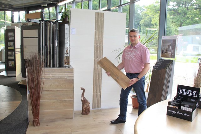 Frank Neuer mit Trend-Fliesen in Holzdesign