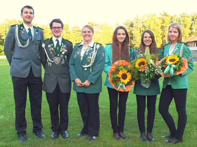 Die Jungschützen sind die Zukunft des Vereines (v. li): Norman Tolzin, Jugendkönig Stefan Lemke, Yvonne Schröder, Kaya Hüther, Jugendkönigin Lale Schondorf und Johanna Sammann | Foto: oh