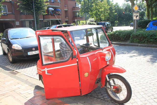 Betagt und exotisch: die dreirädrige "Simson" (Baujahr 1984) mit Führerhaus. Mehr brauche ich nicht", sagt Hans-Jürgen Staats