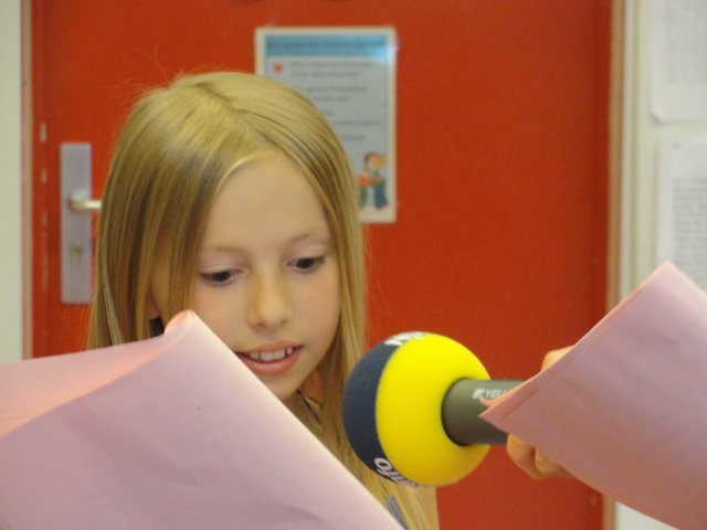 Eva und ihre Klassenkameraden haben das Hörspiel im Deutschunterricht einstudiert | Foto: oh