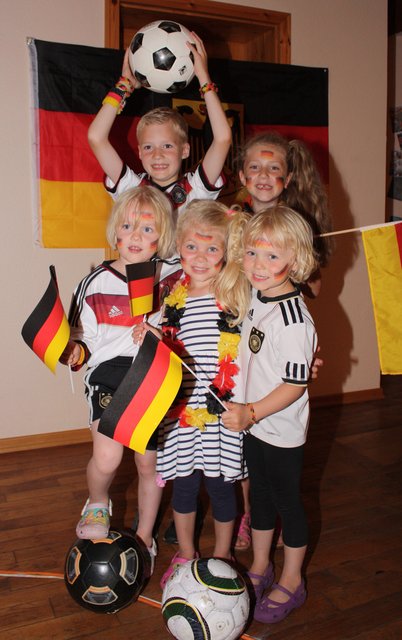 Kleine Fans im Fußball-Fieber: Jona und Joana (hinten) haben auch ihre jüngeren Geschwister Hanna, Marina und Rena mit Glücksbändern versorgt (v.li.)
