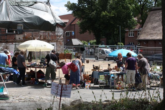 Auch auf dem Clement-Grundstück wurden die Flohmarkt-Stände aufgestellt