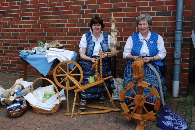 Anita Klindworth (li.) und Ursel Lüdemann von der Spinngruppe des Heimatvereins Sittensen