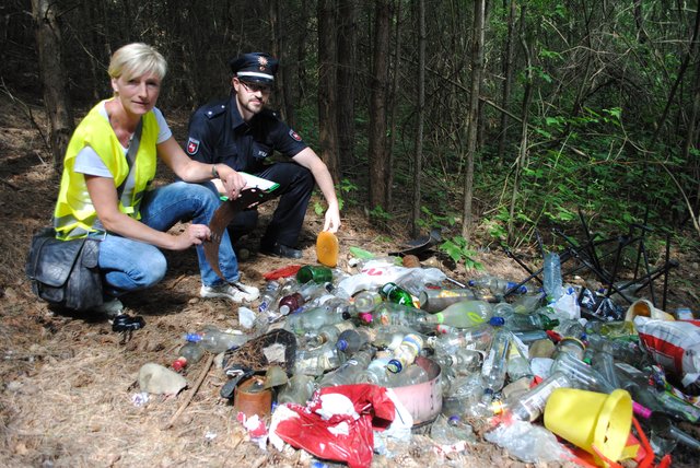 Sabine Kiehl vom Landkreis Stade und Thomas Zündel vom Polizeikommissariat Buxtehude begutachten die Müllhalde im Wald