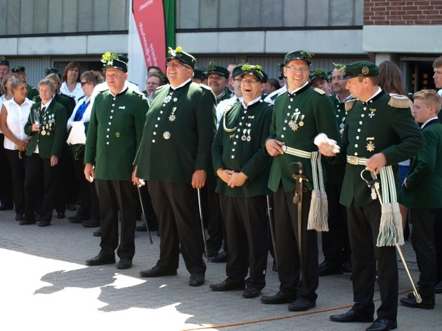 Der König und seine Begleiter vor dem Schützengericht | Foto: Heiko Keirath