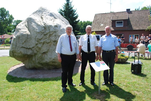 Bürgermeister Reinhard Riepshoff mit zwei der Engagierten, die sich für das Bergen und Aufstellen des "Heidenauer Riesen" eingesetzt haben: Reinhardt Westphal (re.) und Walter Löll (Mi.)