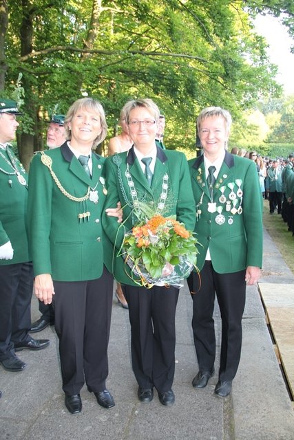 Damenkönigin Regina Marquardt (Mi.) mit ihren Begleiterinnen Birgit Gottschalk (re.) und Petra Graf | Foto: oh