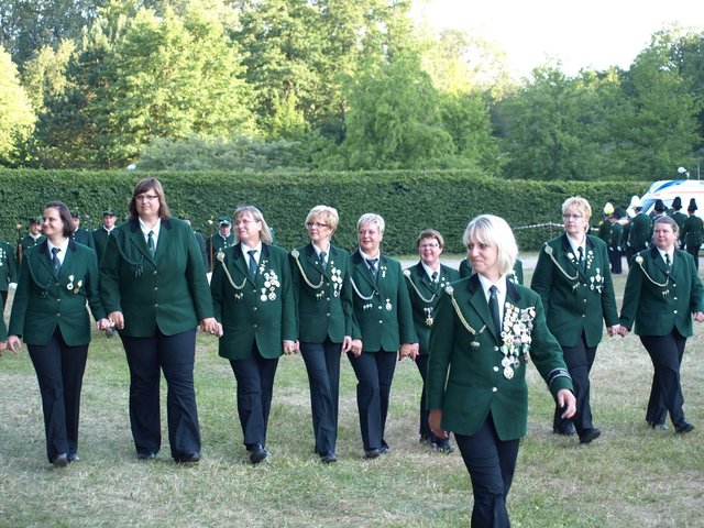 Der Damenzug der Tostedter Schützen bei der Parade | Foto: Heiko Keirath