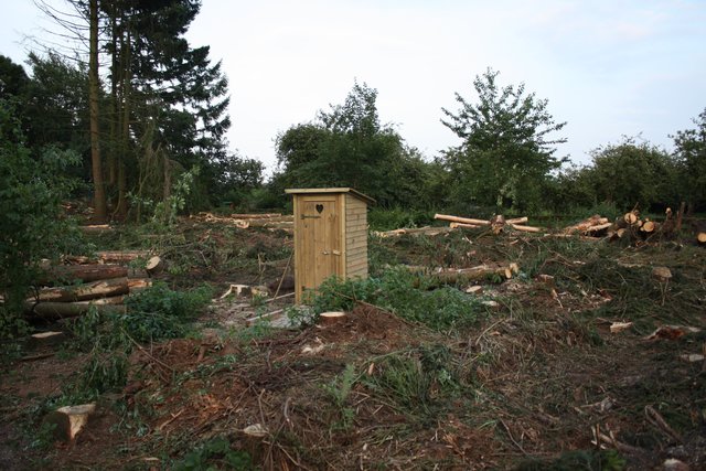 Das Lagerklo stand einmal tief verborgen im Wald. Jetzt ist es schon von weitem zu sehen