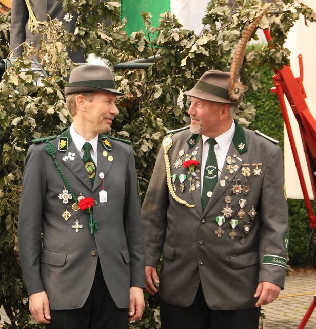 Einer von beiden wird neuer Schützenkönig: Klaus-Dieter Bockelmann (li.) und Joachim Poppe fünf Sekunden vor der Proklamation