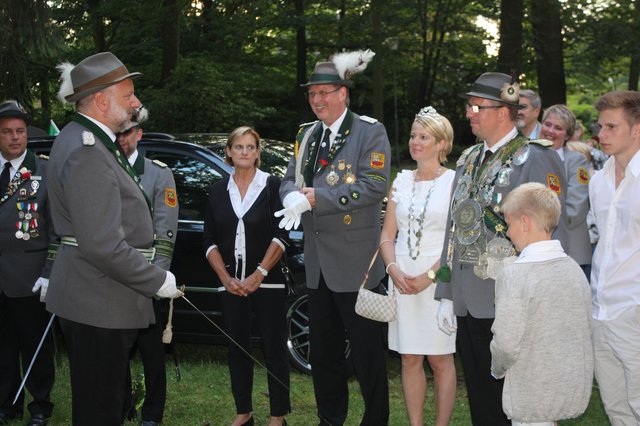 Meldung durch Kommendeur Michael Krohn (li.)