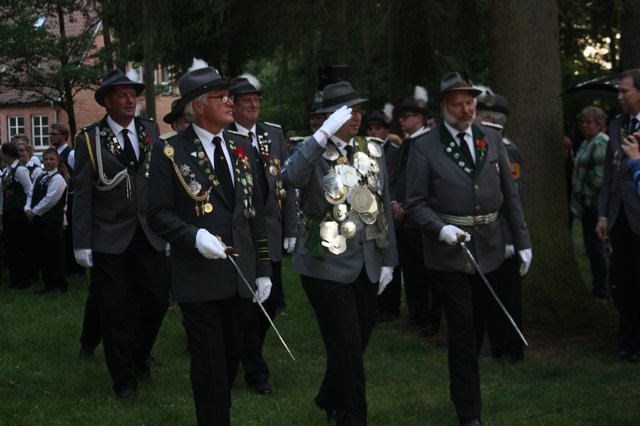 Der neue König schreitet die Front der Schützenkameraden ab