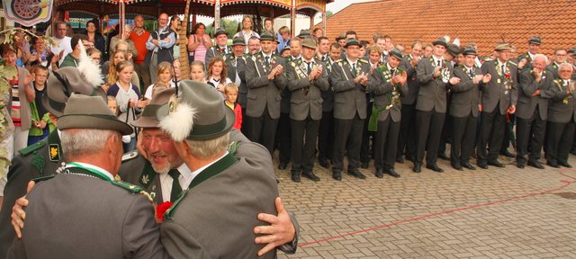 Der König wird umarmt, sein Volk klatscht artig Beifall