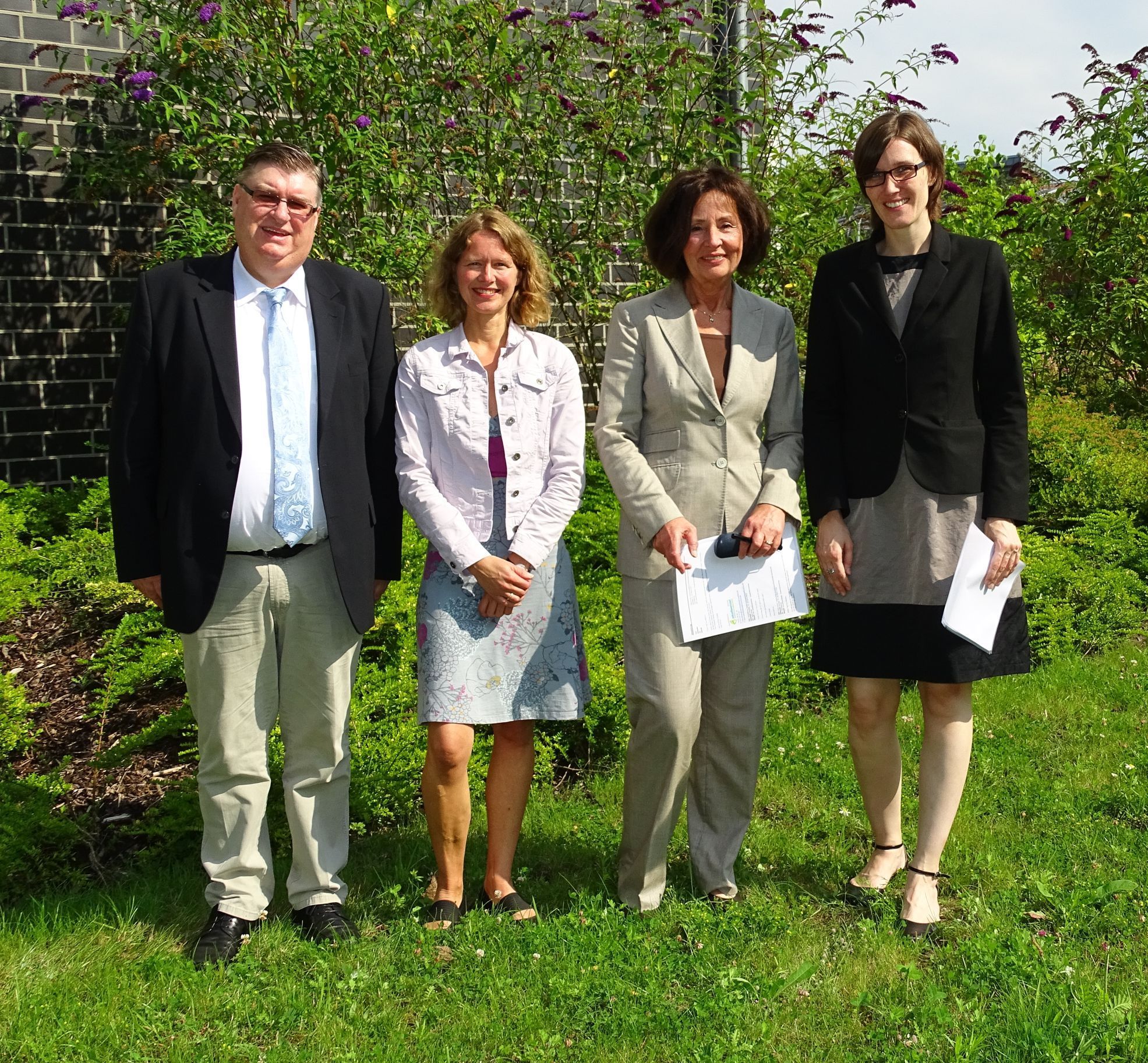 Nach der Vertragsunterzeichnung: (v. re.) Imke Winzer (Zukunftswerkstatt), Mara-Angelika Nöhmer (Realschule am Kattenberge), Barbara Findeklee-Walter (Grundschule Sprötze-Trelde) und Armin May (Zukunftswerkstatt)