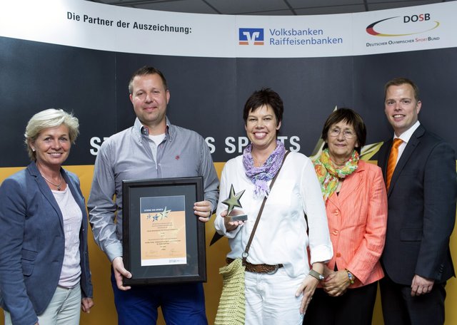 Bei der Preisübergabe: (v.li.) Fußball-Bundestrainerin Silvia Neid, Lars Mittwollen, Daniela Quack (beide TSV Eintracht Hittfeld), Almut Eutin (Kreissportbund) und Volksbank-Regionaldirektor Frank Soetbeer