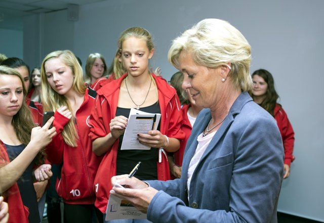Silvia Neid schrieb fleißig Autogramme, hier für die C-Junioren-Fußballerinnen des TuS Fleestedt | Foto: Andreas Tamme