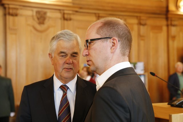 Hamburgs Wirtschaftssenator Frank Horch (li.) und sein Gegenspieler Manfred Braasch, Hamburger Landeschef des klagenden Umweltverbandes BUND, begegnen sich im Gerichtssaal | Foto: Walter Rademacher