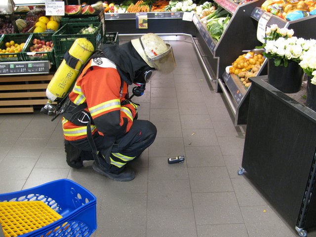 Gas-Messung am Boden | Foto: Feuerwehr/Stefan Braun