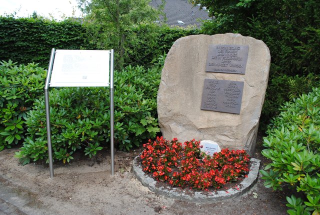 Der Gedenkstein mit Infotafel auf dem Fredenbecker Friedhof