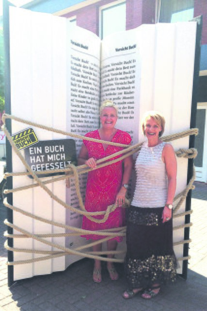 Gemeindebürgermeisterin Martina Oertzen mit Buchhändlerin 
Susanne Ludorf (re.) | Foto: oh