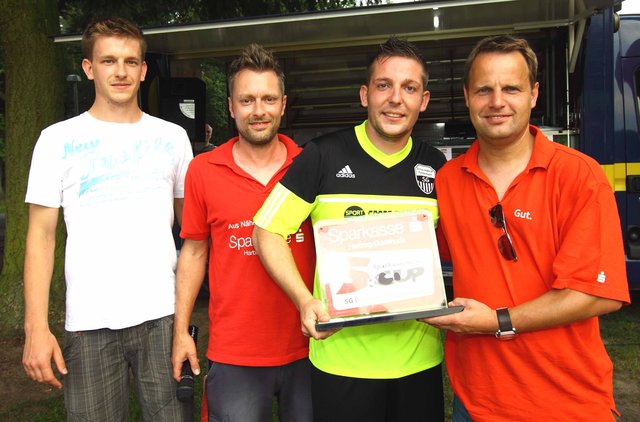 SG-Mannschaftsführer Dominik Greßmann (Zweiter von re.) nimmt die Trophäe von (v.l.): Sären Willert (Bäckerei Willert), SG Abteilungsleiter Markus Hedden und Jörn Stolle (Sparkasse) in Empfang