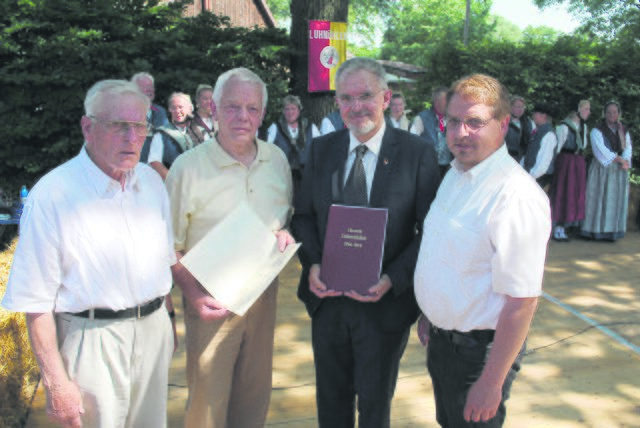 Glückwunsch und eine Urkunde für die Fest-Initiatoren (v. li.): Karl "Kalli" Overbeck, Heinz-Hermann Bode, Hans-Joachim Abegg und Wolfgang Krause