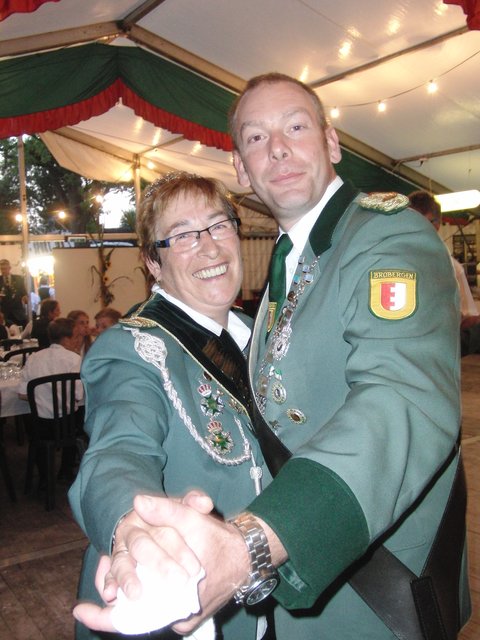 Ehrentanz: König Christian Buck und Königin Hannelore Rademacher | Foto: Schützenverein Brobergen
