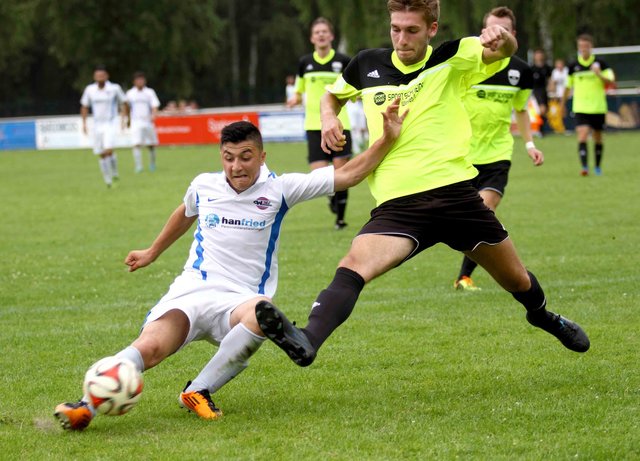 Der Winsener Bilal Ballout (li.) überzeugte vor allem durch Kampfgeist gegen SG-Abwehrspieler Yannick Hinsch