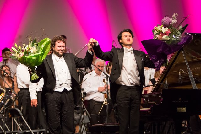 Riesenapplaus für zwei geniale Musikpartner: Haiou Zhang und Dirigent Juri Gilbo