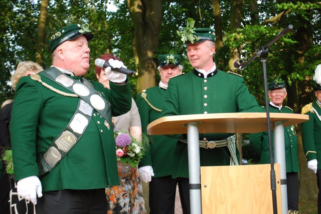 König Adolf Matthies bei seiner Antrittsrede, re. Schützenpräsident Karl-Siegfried Jobmann
