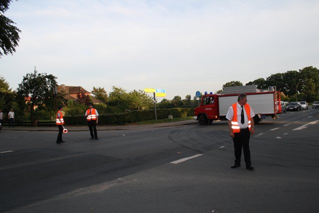 Die Feuerwehr regelt den Straßenverkehr während des Umzuges