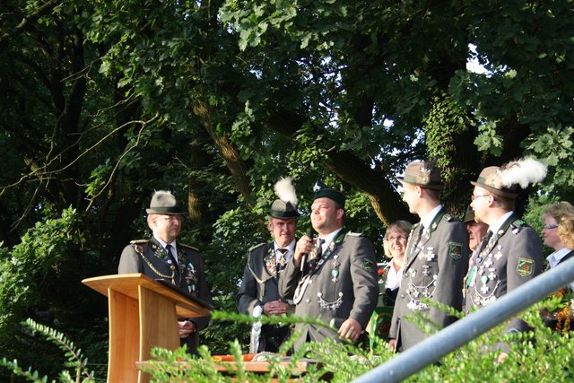 Der neue König begrüßt sein Volk
