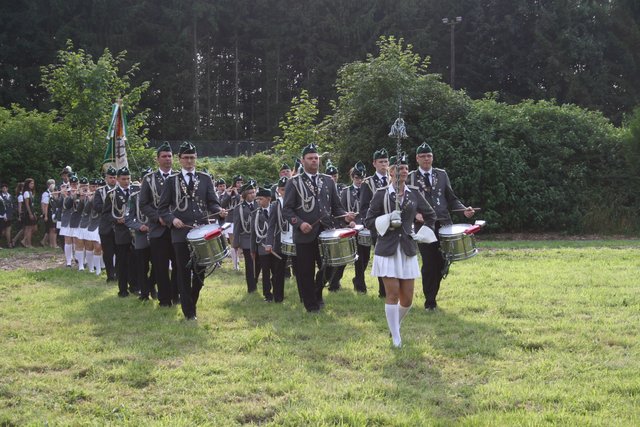 Einmarsch des Spielmannszuges: Der König ist noch als Trommler unterwegs und weiß noch nichts von seinem Glück