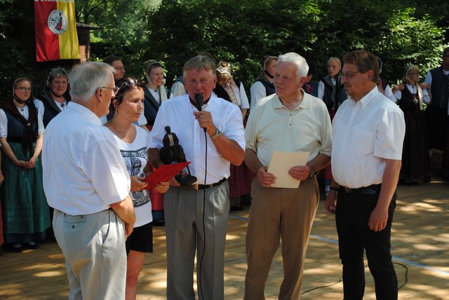 Ein Geschenk von den Gästen aus Salzhausens polnischer Partnergemeinde Bialy Bór (v. li.): Karl Overbeck, Renata Geda, Andrzej Pastuszek, Heinz-Hermann Bode und Wolfgang Krause