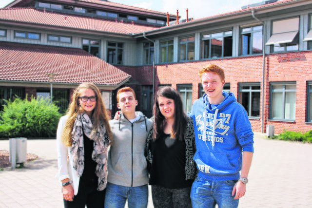 Das Quartett (v. li.): Esther, Luca, Martina und Tom vor der Schule in Rosengarten