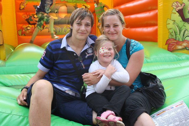 Stefanie (li.) und Melissa waren mit Nichte Alina (Mitte) zu dem Fest gekommen