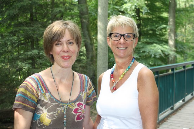 Gute Zusammenarbeit: Künstlerin Miriam Bonner (li.) und Beate Trützschler (Leiterin der Mühlenschule)