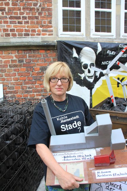 Kritikerin Dr. Gabriele Brockhausen mit einem Modell des Kohlekraftwerks, gegen das die Altstadtkirche St. Cosmae winzig wirkt