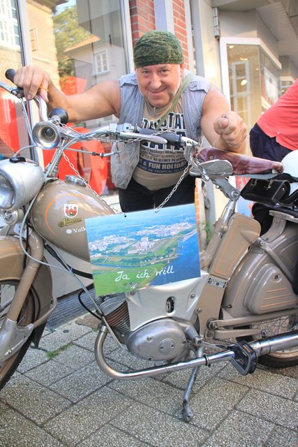 Es gibt auch Kohlekraftwerks-Befürworter: Georg Woynarowski (58), der als Material-Koordinator im Stader Dow-Werk arbeitet, hängte ein Schild mit der Aufschrift "Ja, ich will" an sein Moped. Er sagt: "Ich halte die Kohle-Technik für vertretbar. Öl und Gas gehen zur Neige"