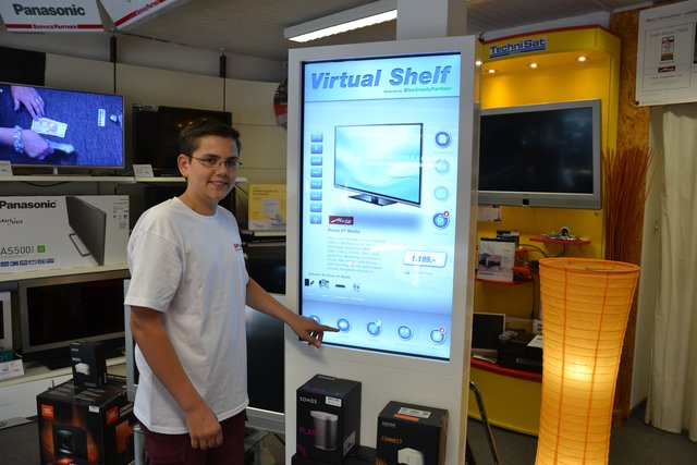 Marc Minke stellt die Funktionsweise des „Virtual Shelf“ vor, mit dem der Kunde sich selbständig informieren kann und über 5.000 Artikel findet