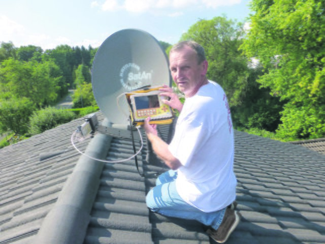 Edmund Minke beim Einmessen  
einer SAT-Anlage | Foto: oh