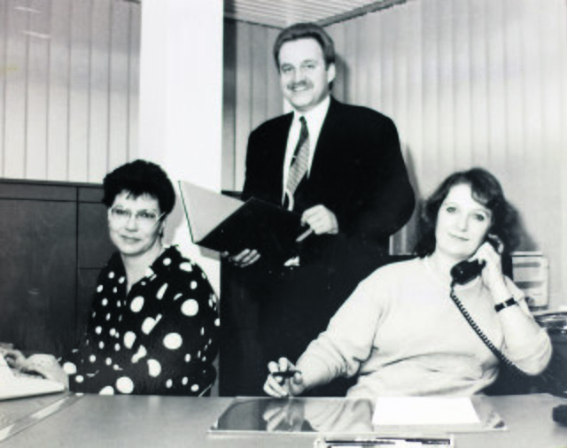 So ging es vor 25 Jahren los: Uwe Schmidt mit seinen Mitarbeiterinnen Birgit Resigkeit (li.) und Karin Kruse | Foto: oh