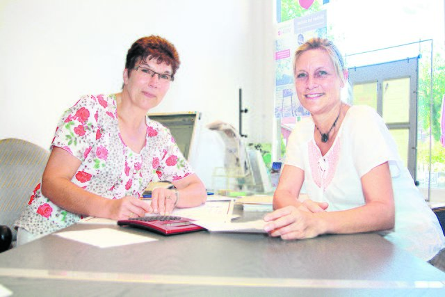 Birgit Resigkeit (li.)  mit Kundin Stefanie Hellmann